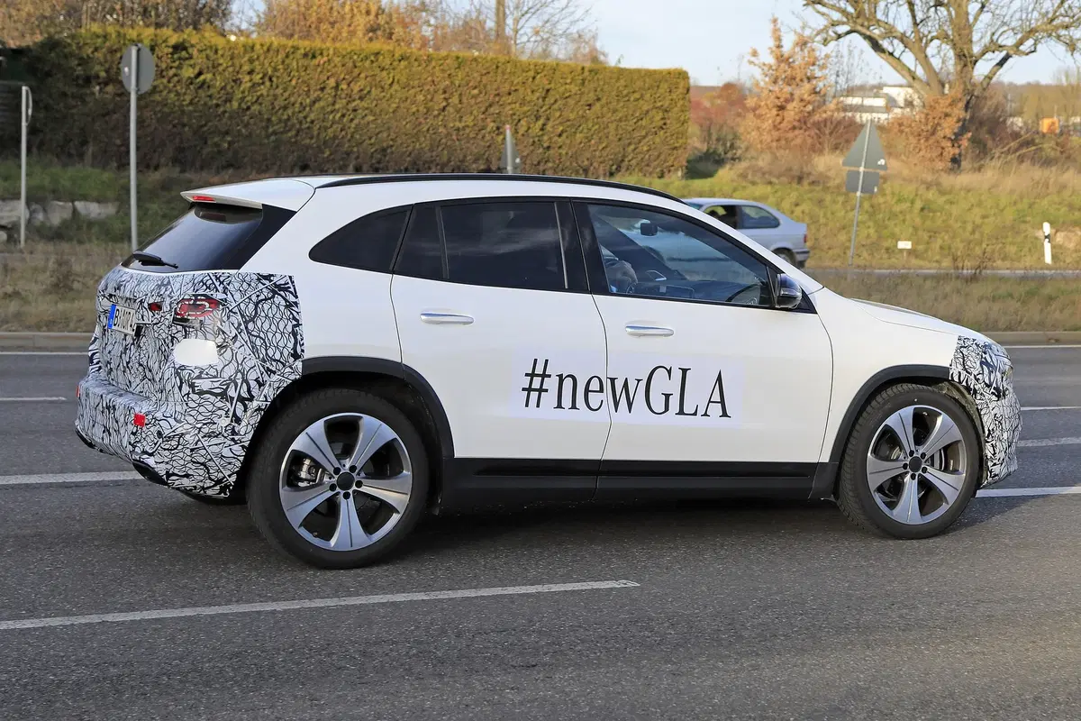 Nuova Mercedes GLA: le foto spia anticipano il debutto ufficiale (9)