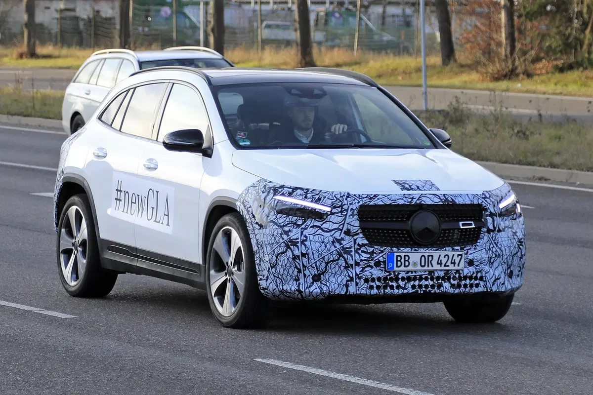 Nuova Mercedes GLA: le foto spia anticipano il debutto ufficiale (6)