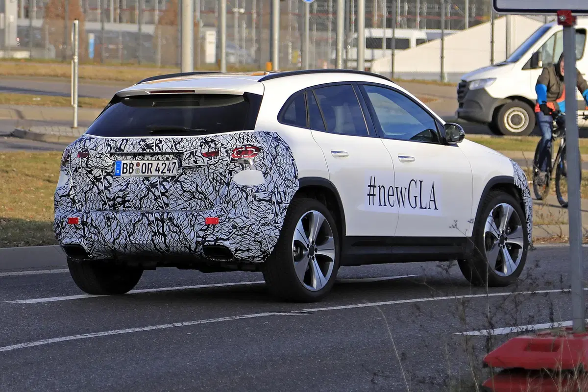 Nuova Mercedes GLA: le foto spia anticipano il debutto ufficiale (8)