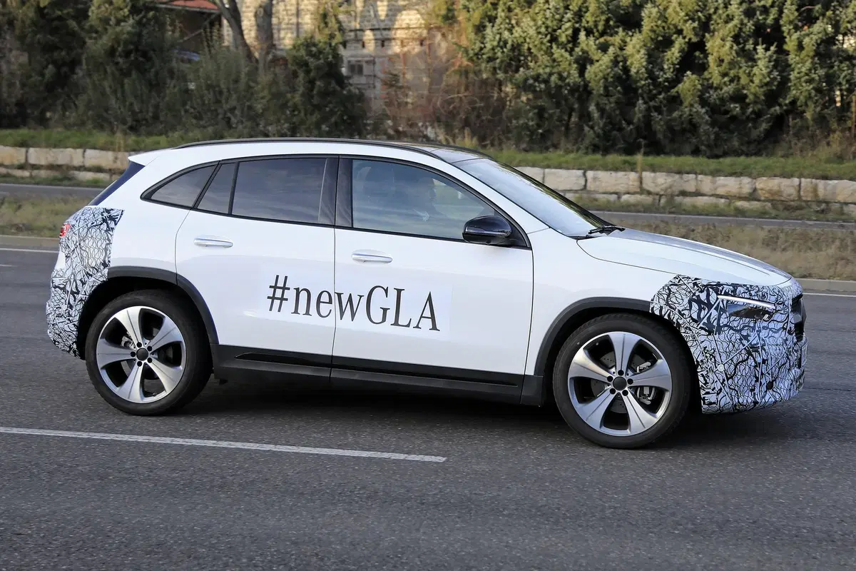 Nuova Mercedes GLA: le foto spia anticipano il debutto ufficiale (7)