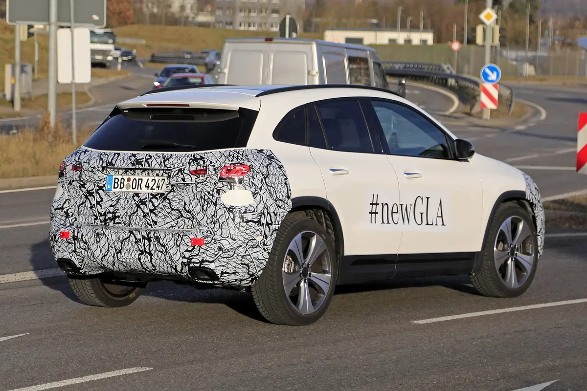 Nuova Mercedes GLA: le foto spia anticipano il debutto ufficiale (5)