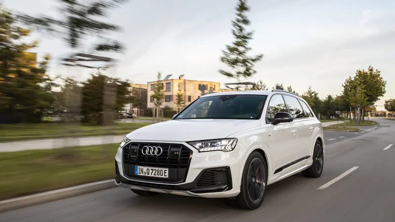 Audi Q7 TFSI e quattro: ibrido plug-in da 456 CV o 381 CV