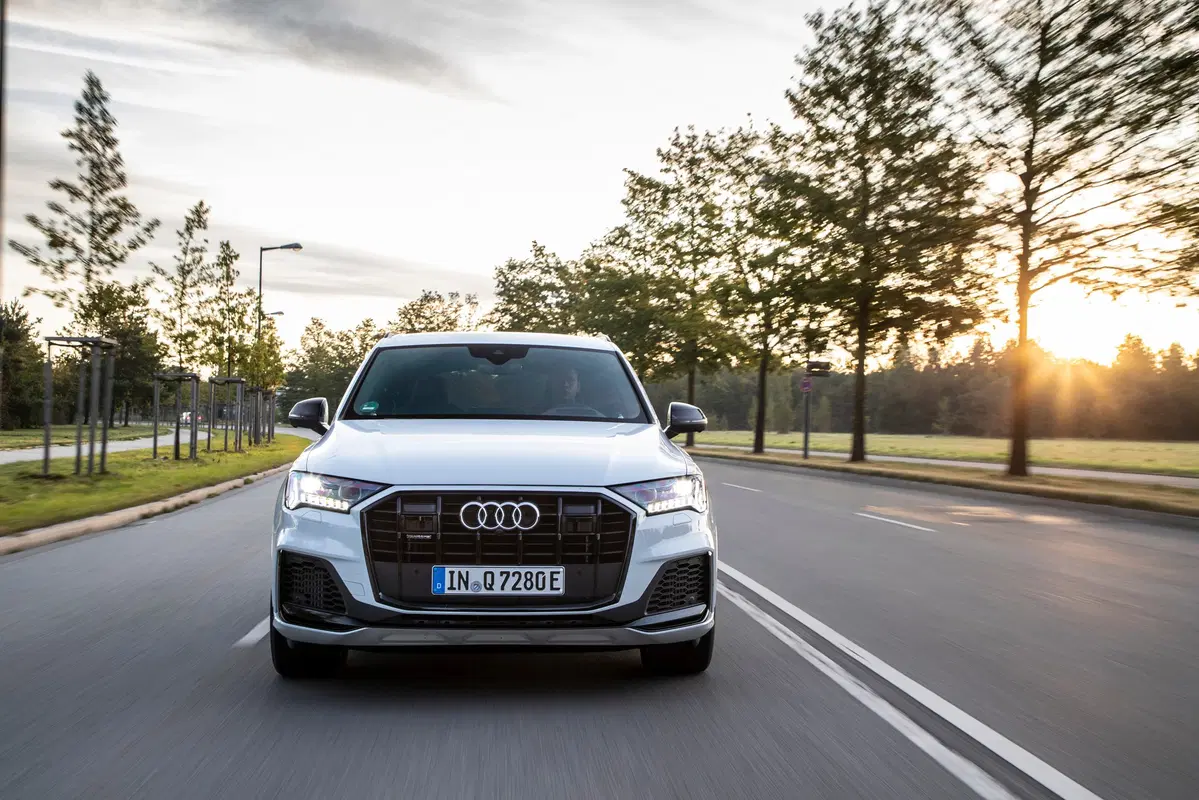 Audi Q7 TFSI e quattro: ibrido plug-in da 456 CV o 381 CV (10)