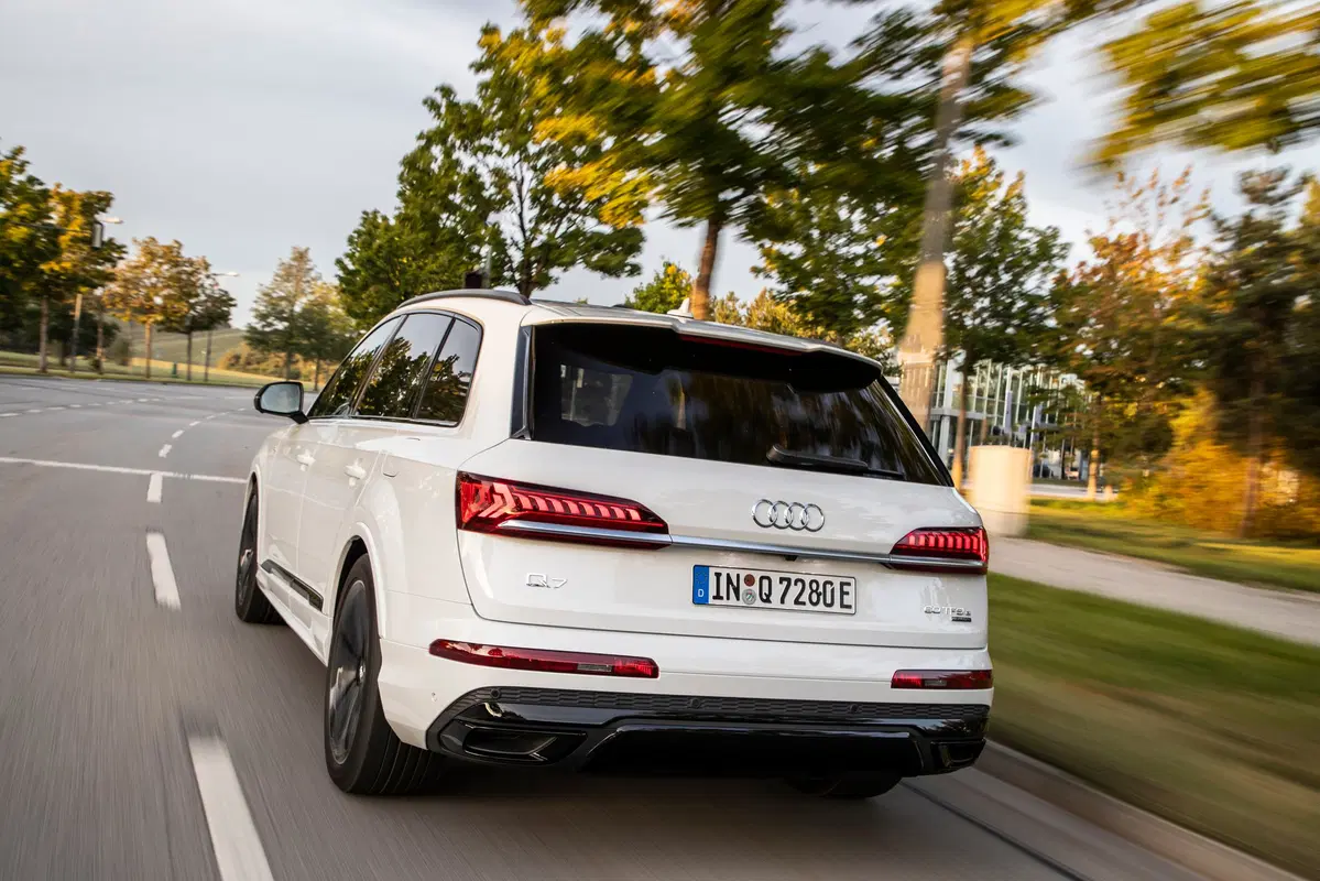 Audi Q7 TFSI e quattro: ibrido plug-in da 456 CV o 381 CV (2)