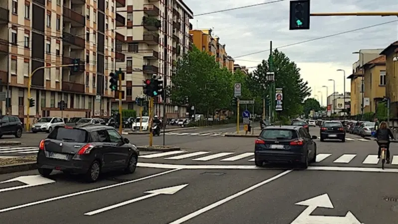 Svolta da corsia errata? Multati. Anche con il verde