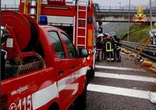 Autocisterna in fiamme sulla A4 dopo scontro con camion: un morto