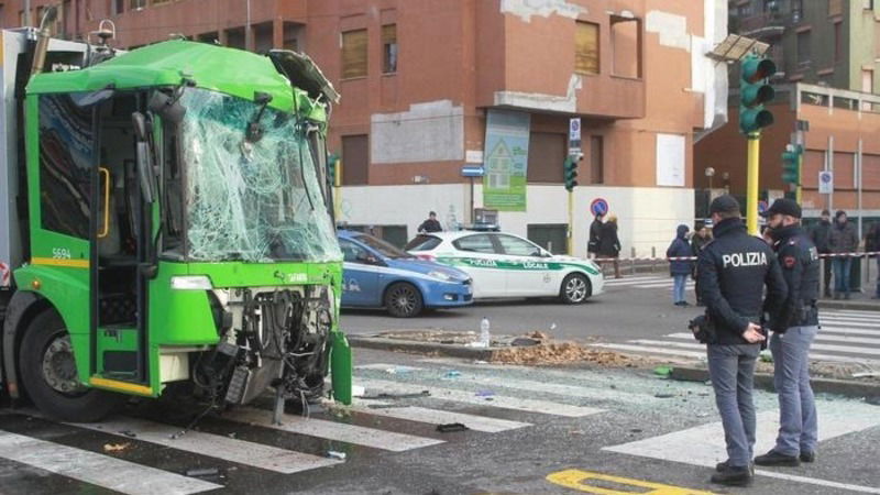 Incidente filobus Milano, l&rsquo;autista: &laquo;Mi sono distratto&raquo;