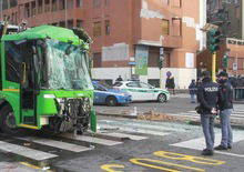 Incidente filobus Milano, l’autista: «Mi sono distratto»