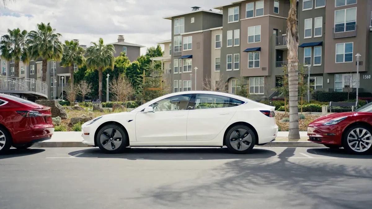 Tesla Model 3, in Italia costa 59.600 euro (6)