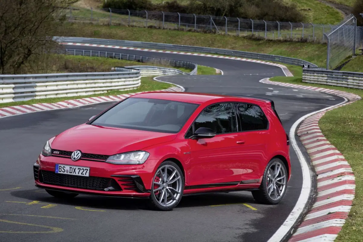 Volkswagen Golf GTI Clubsport S, è già da record (4)