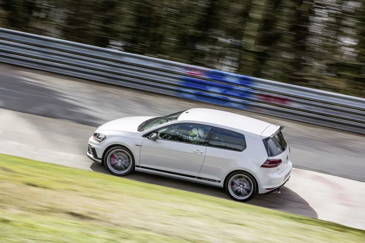 Volkswagen Golf GTI Clubsport S, è già da record (10)