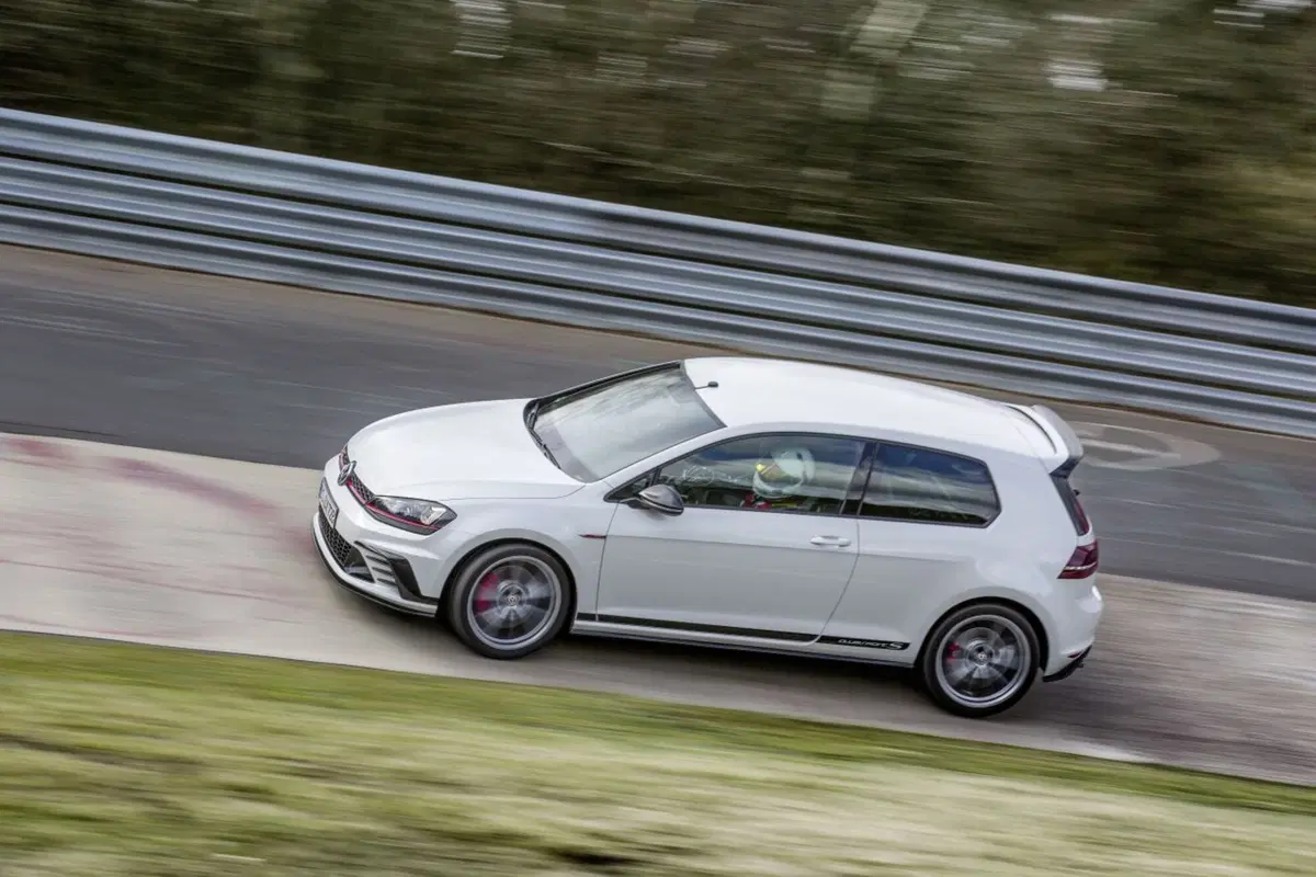 Volkswagen Golf GTI Clubsport S, è già da record (11)