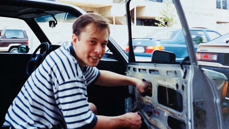 Elon Musk, la foto vintage da vero appassionato di auto