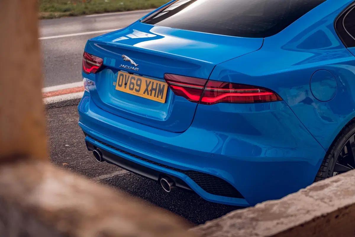 Jaguar XE Reims Edition: colorazione iconica per 200 esemplari (8)