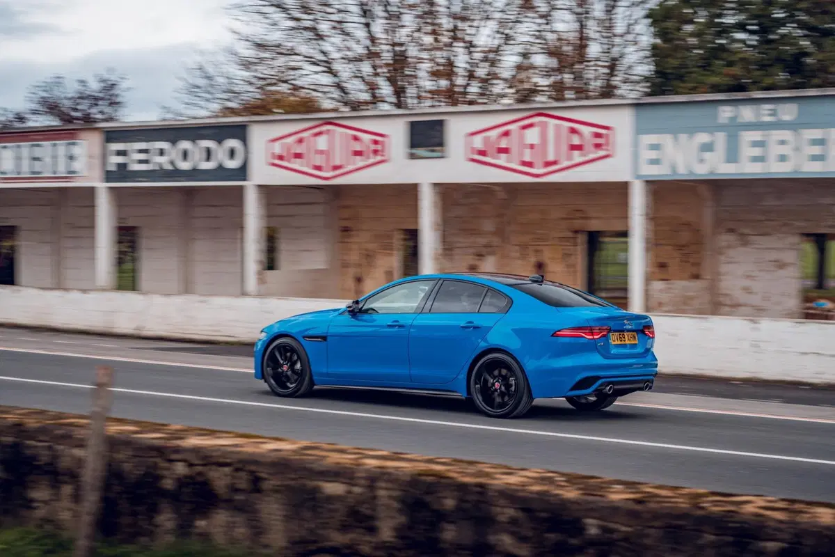 Jaguar XE Reims Edition: colorazione iconica per 200 esemplari (10)