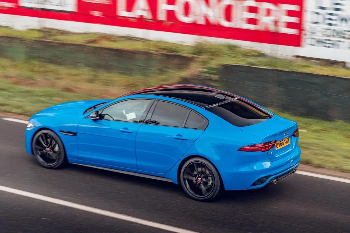 Jaguar XE Reims Edition: colorazione iconica per 200 esemplari (11)