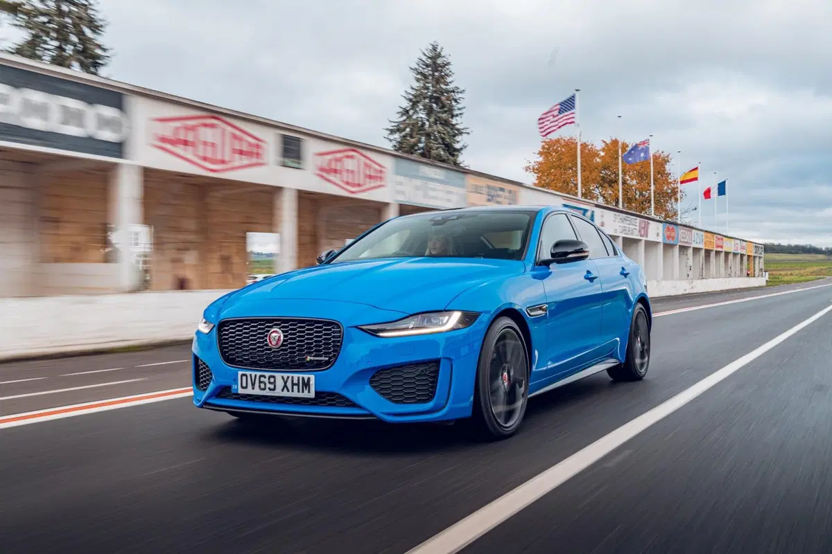 Jaguar XE Reims Edition: colorazione iconica per 200 esemplari (6)