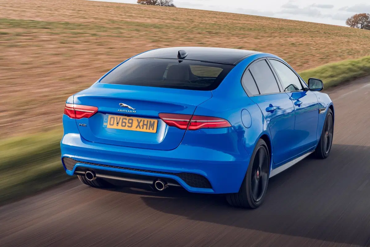 Jaguar XE Reims Edition: colorazione iconica per 200 esemplari (7)