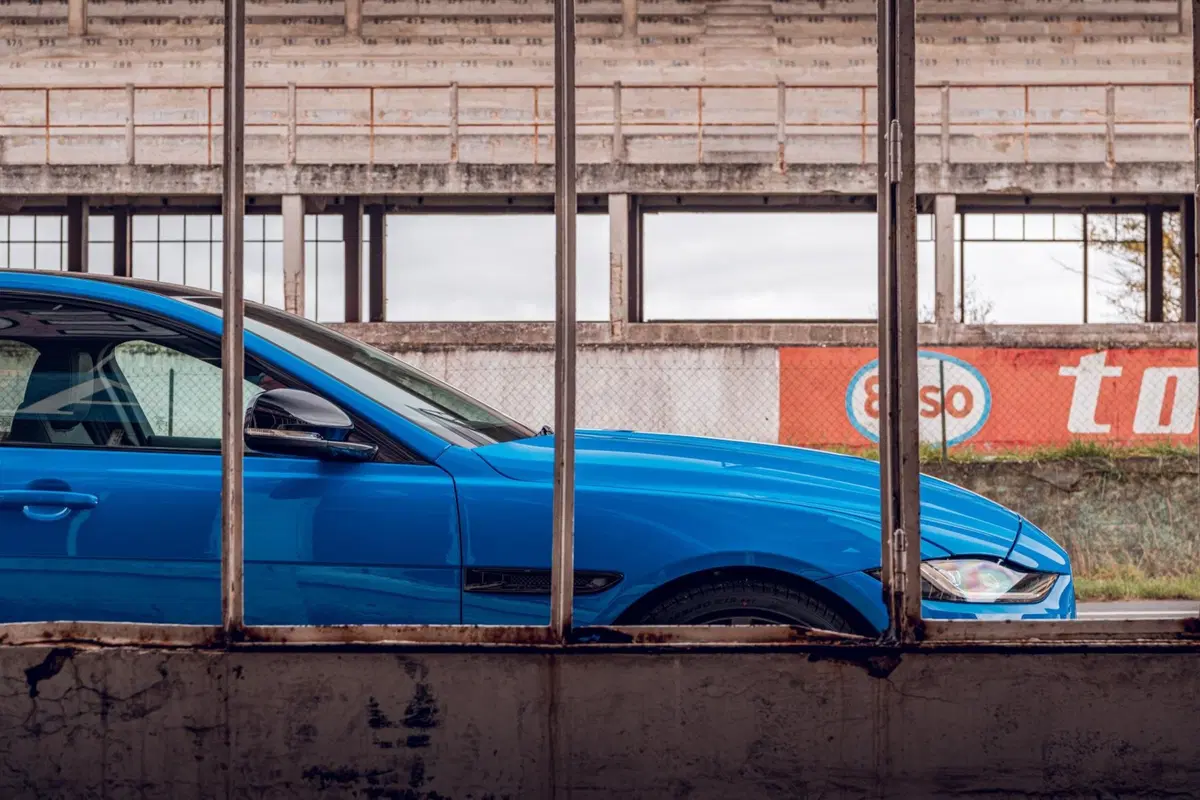 Jaguar XE Reims Edition: colorazione iconica per 200 esemplari (5)