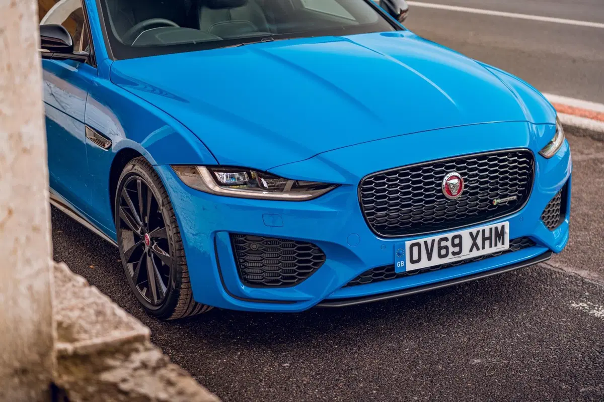 Jaguar XE Reims Edition: colorazione iconica per 200 esemplari (12)