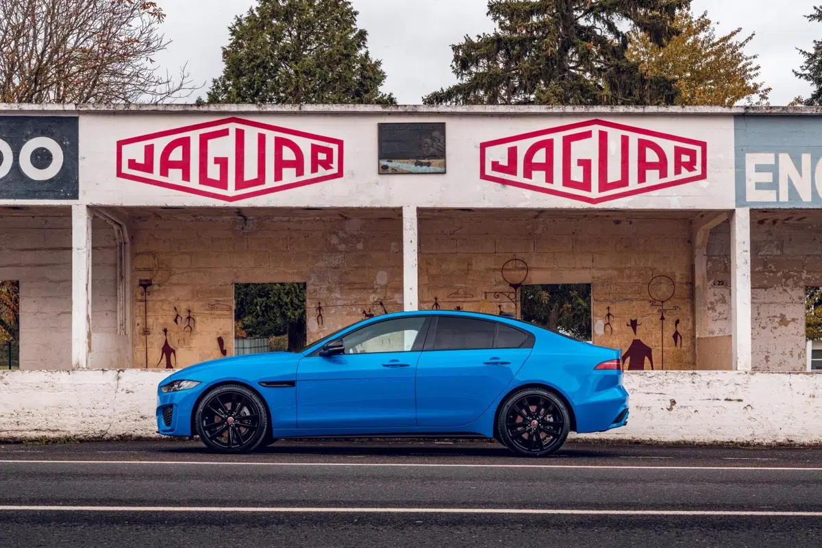 Jaguar XE Reims Edition: colorazione iconica per 200 esemplari (9)
