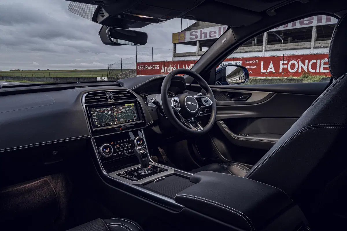 Jaguar XE Reims Edition: colorazione iconica per 200 esemplari (4)