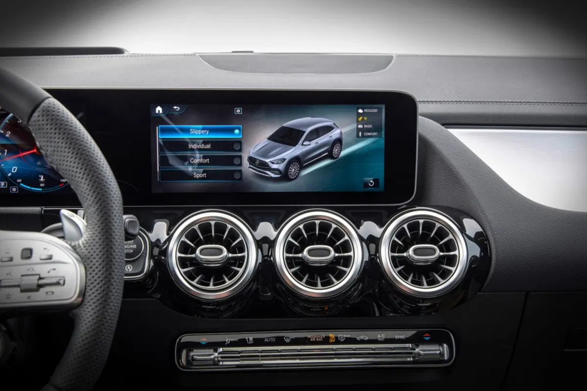 Nuova Mercedes GLA: ora è un po’ più SUV (31)