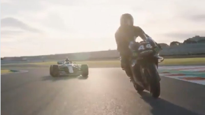 F1, Lewis Hamilton vs. Valentino Rossi, sui social spunta un video