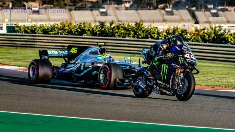 Rossi vs Hamilton: le foto e il video dello scambio MotoGP - F1