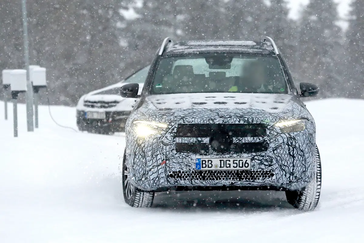 Mercedes EQB, le foto spia  (2)