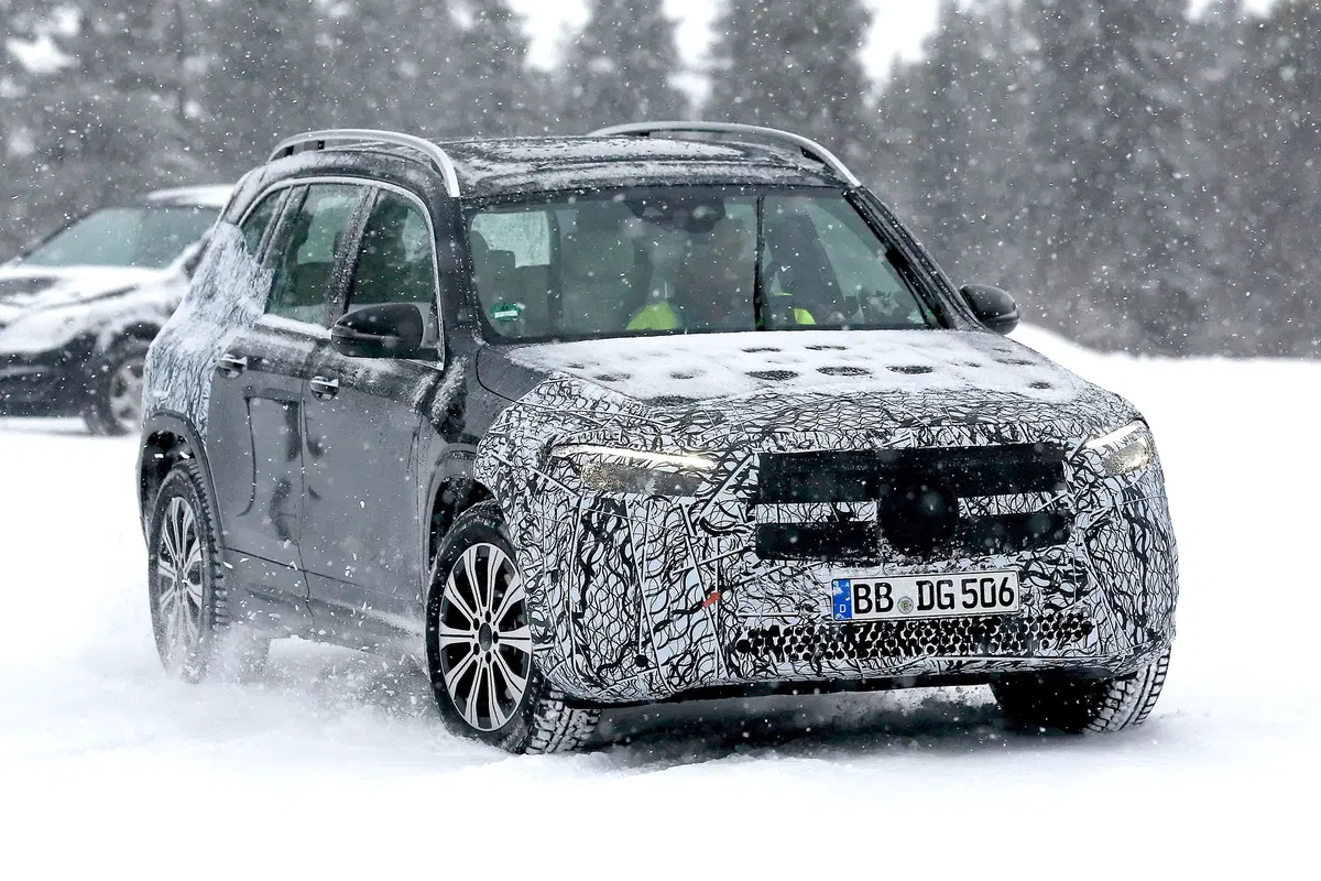 Mercedes EQB, le foto spia  (3)