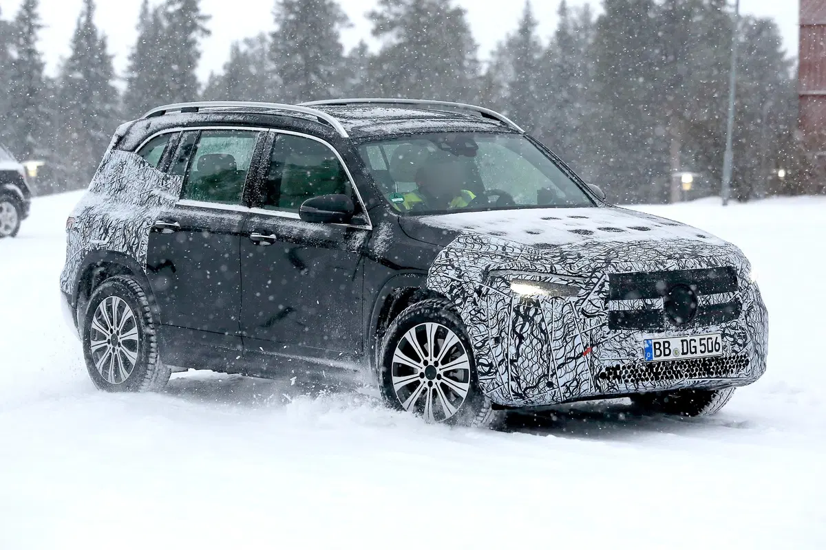 Mercedes EQB, le foto spia  (4)
