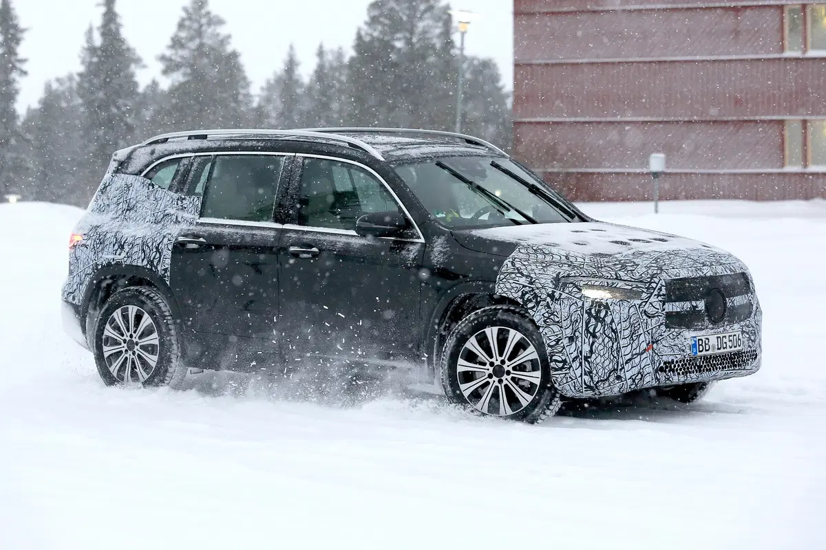 Mercedes EQB, le foto spia  (5)