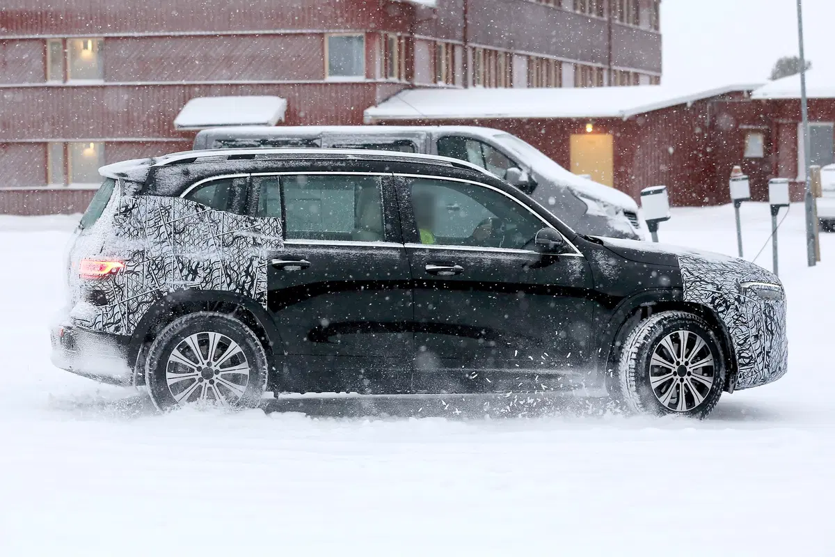 Mercedes EQB, le foto spia  (6)