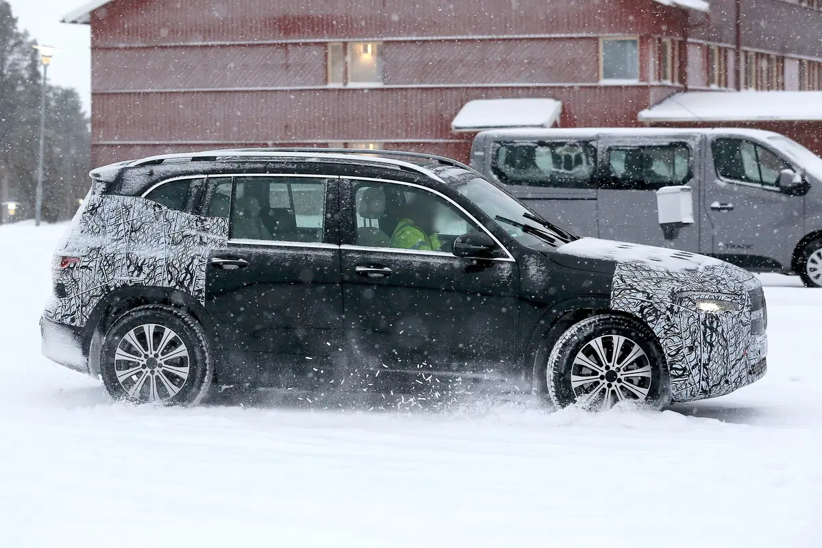 Mercedes EQB, le foto spia  (7)