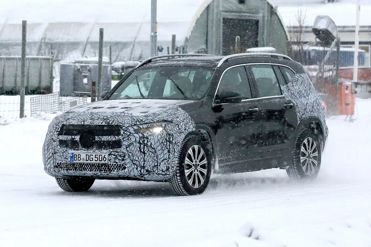 Mercedes EQB, le foto spia  (8)