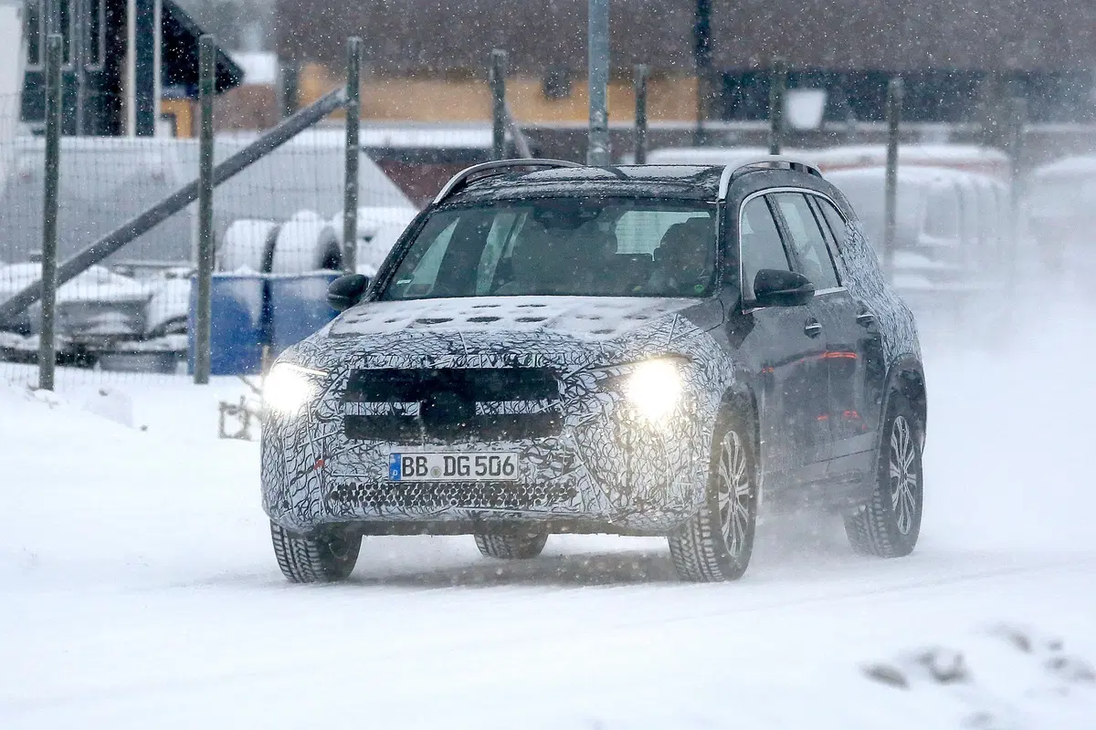 Mercedes EQB, le foto spia  (9)