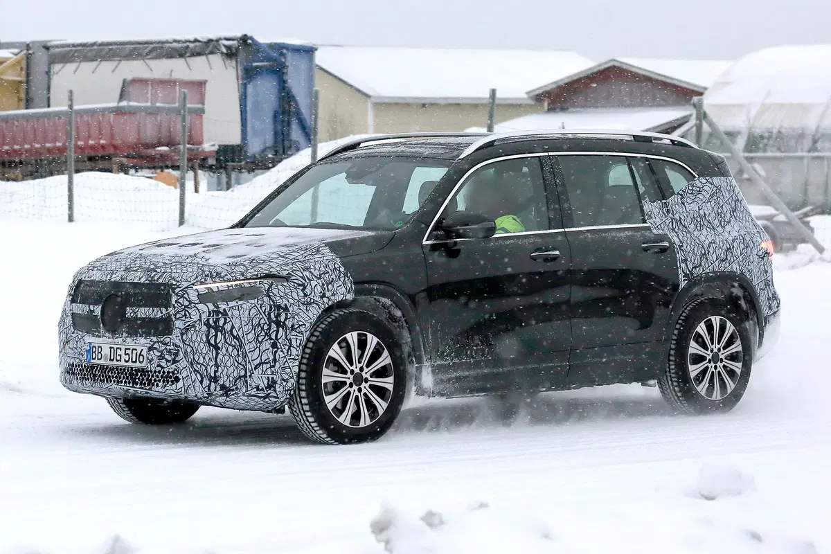Mercedes EQB, le foto spia  (10)
