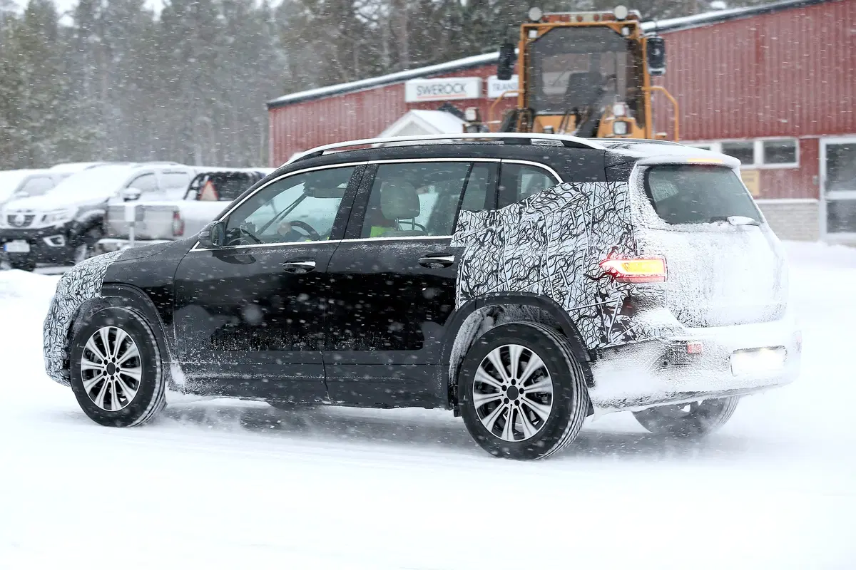 Mercedes EQB, le foto spia  (11)
