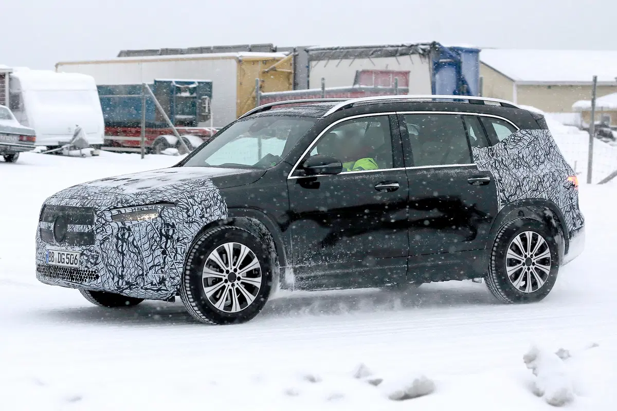 Mercedes EQB, le foto spia  (12)