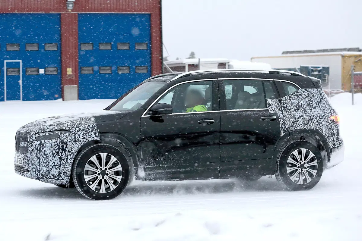 Mercedes EQB, le foto spia  (13)