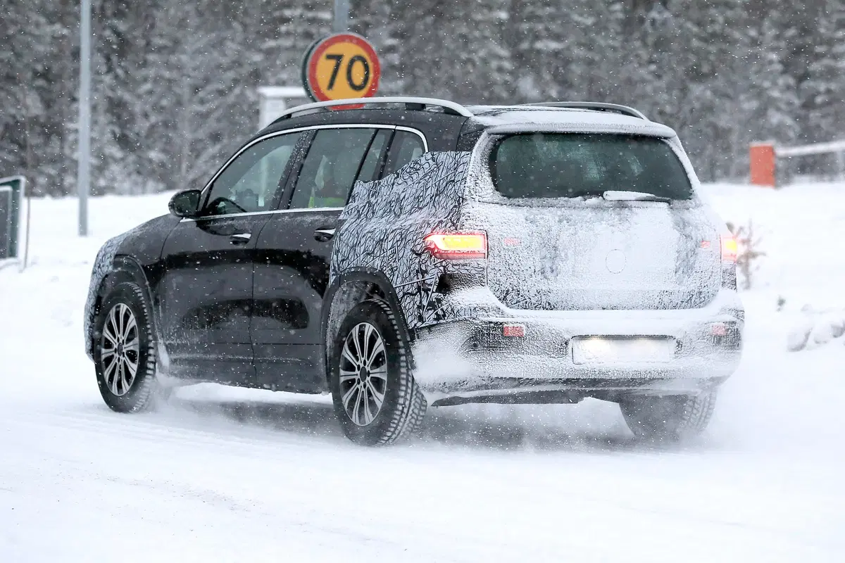 Mercedes EQB, le foto spia  (14)