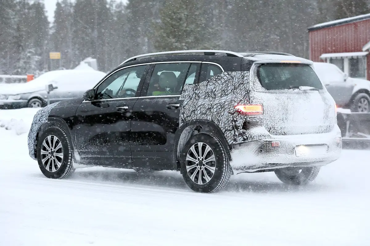 Mercedes EQB, le foto spia  (15)