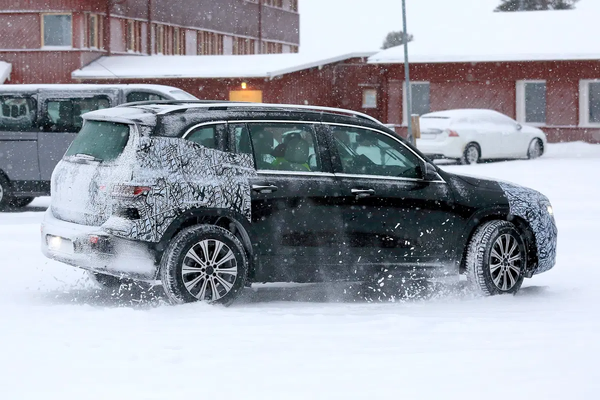 Mercedes EQB, le foto spia  (16)