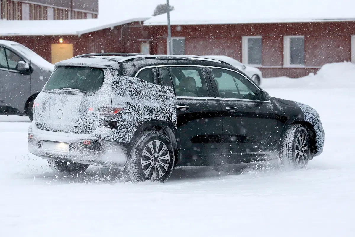 Mercedes EQB, le foto spia  (17)