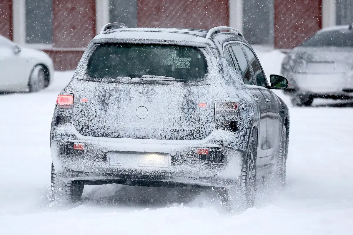Mercedes EQB, le foto spia  (18)