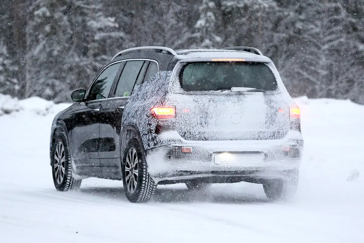 Mercedes EQB, le foto spia  (21)