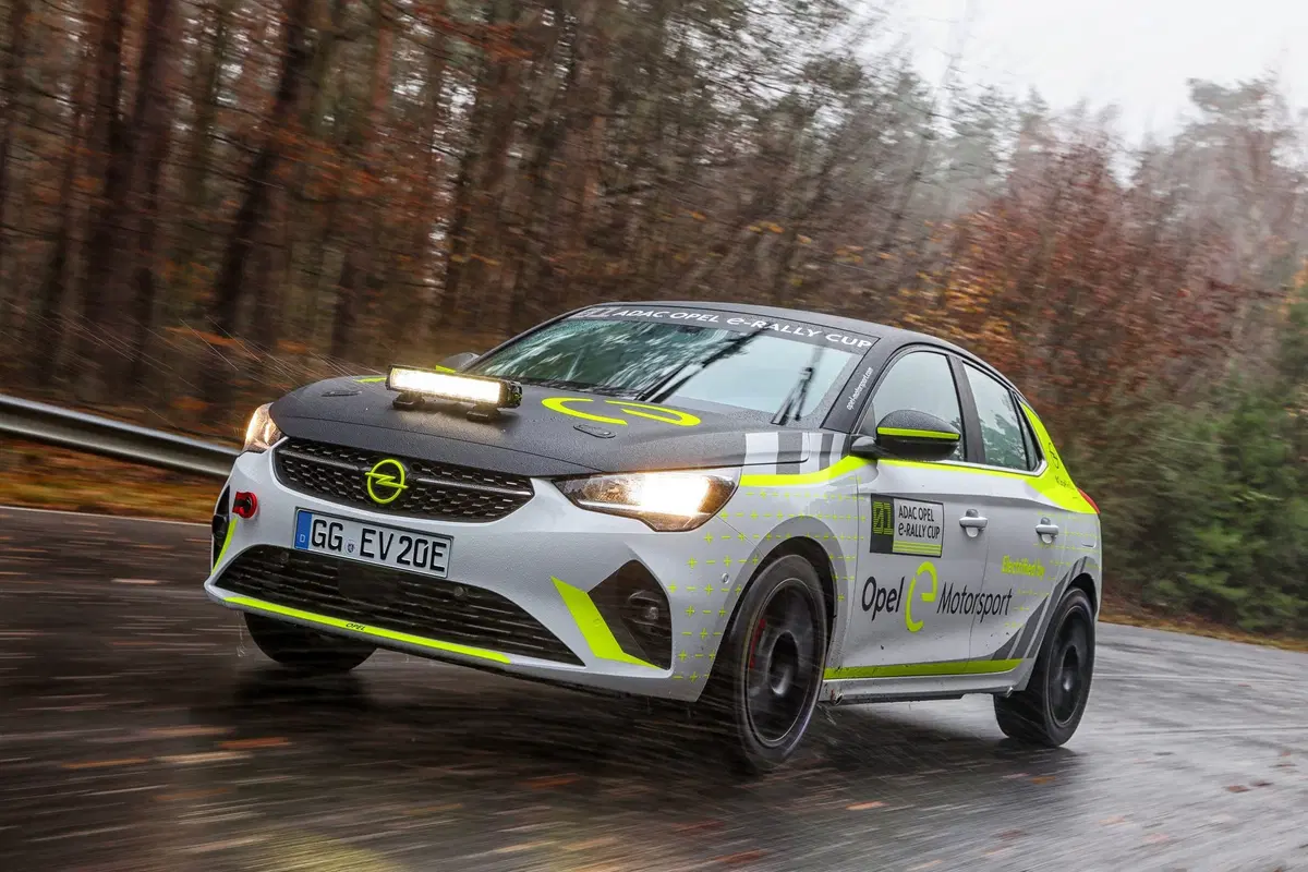 Opel Corsa-e Rally: foto e video dell'elettrica da corsa in azione (12)