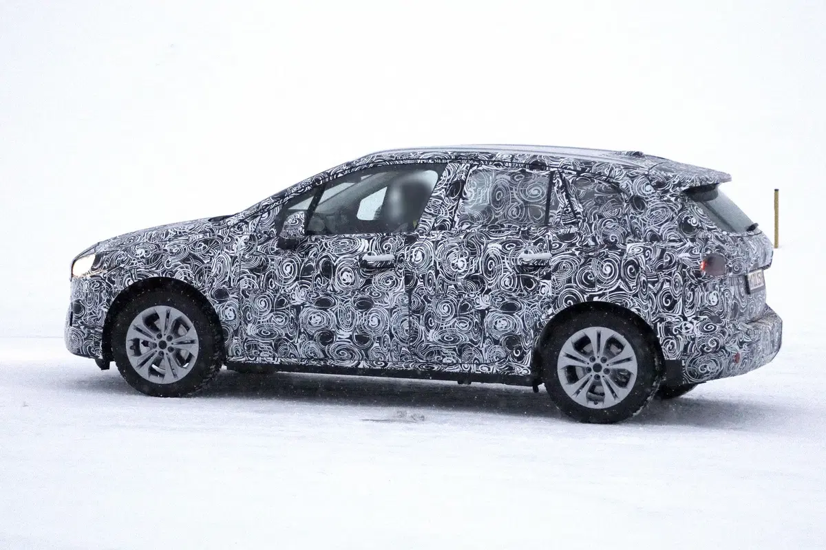 BMW Serie 2 Active Tourer: avvistata la nuova generazione [Foto spia] (2)