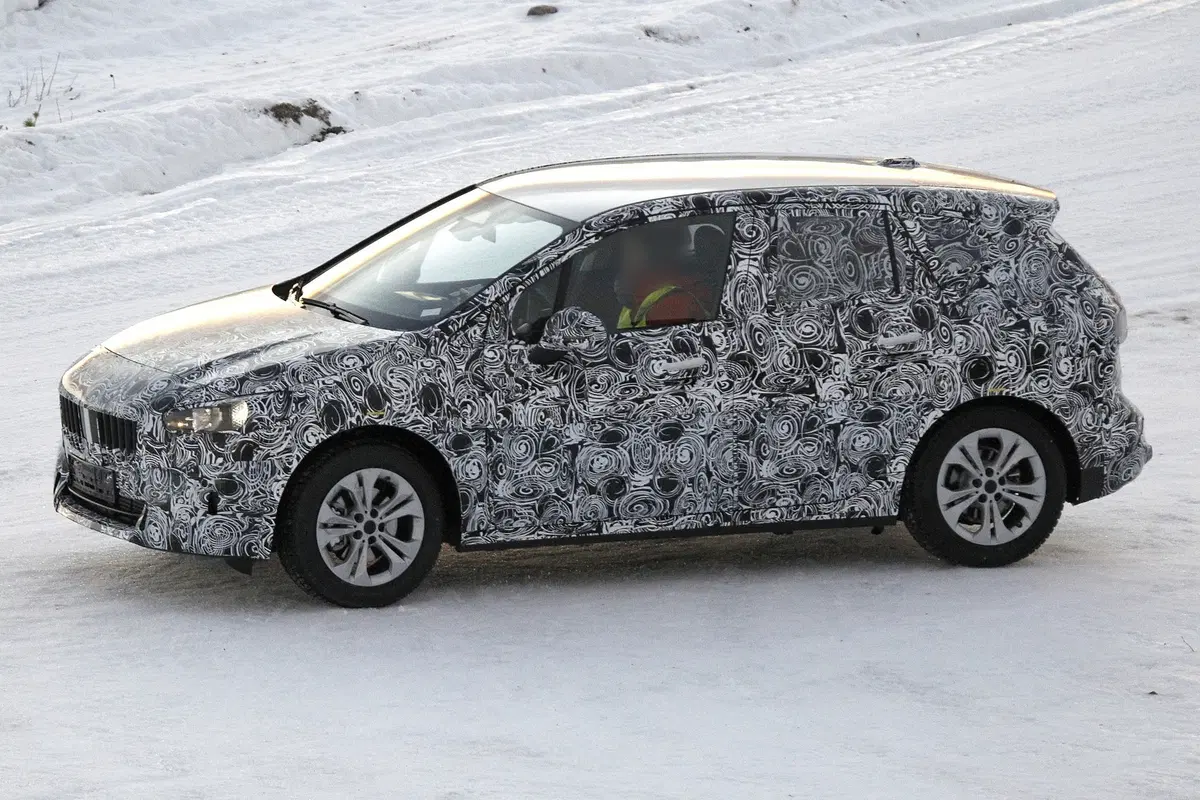 BMW Serie 2 Active Tourer: avvistata la nuova generazione [Foto spia] (8)